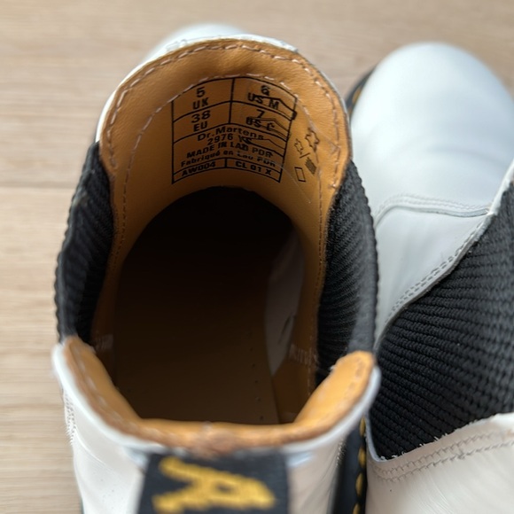 Dr. Martens 2976 Smooth Leather Chelsea Boots - Picture 10 of 11